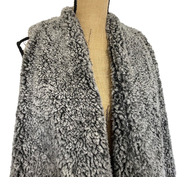 knapp studio Jackets & Blazers - Knapp Studio Soft Gray Faux Fur Teddy Vest w/ Pockets- Large